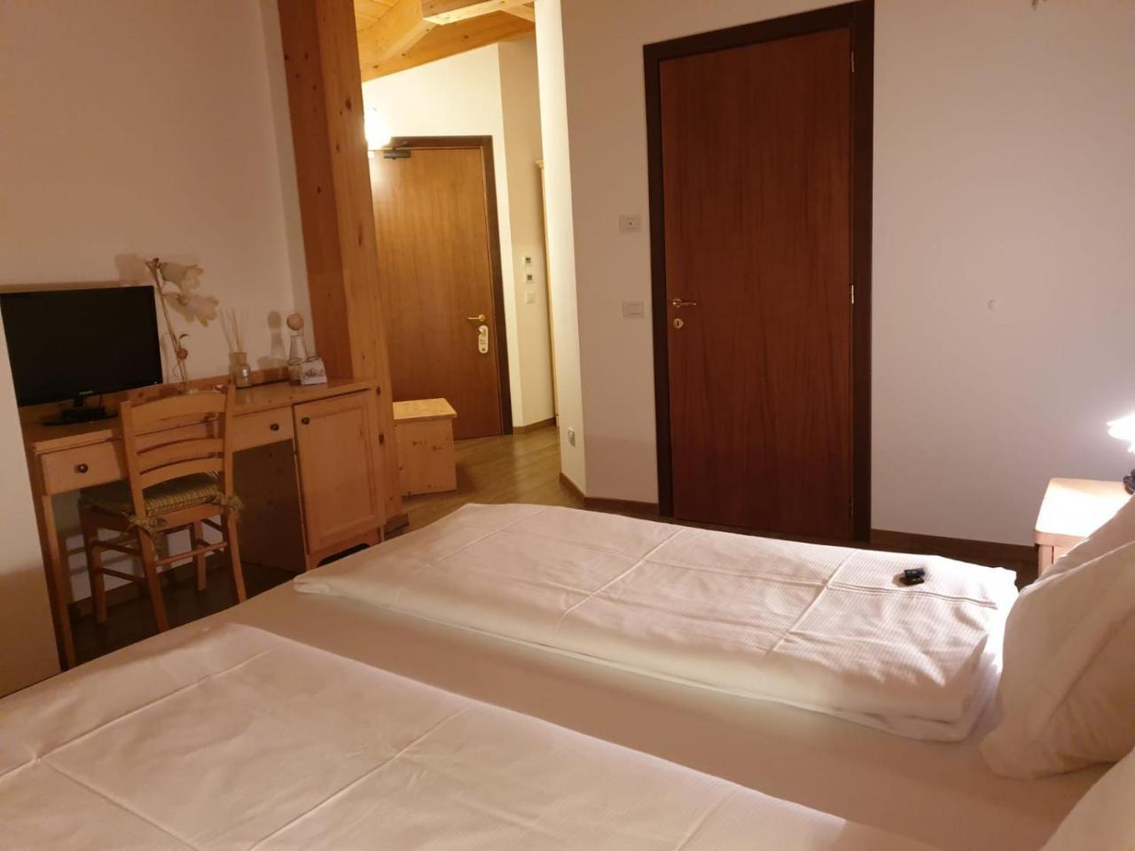 Hotel Chalet Giasenei Sagron Mis Bagian luar foto